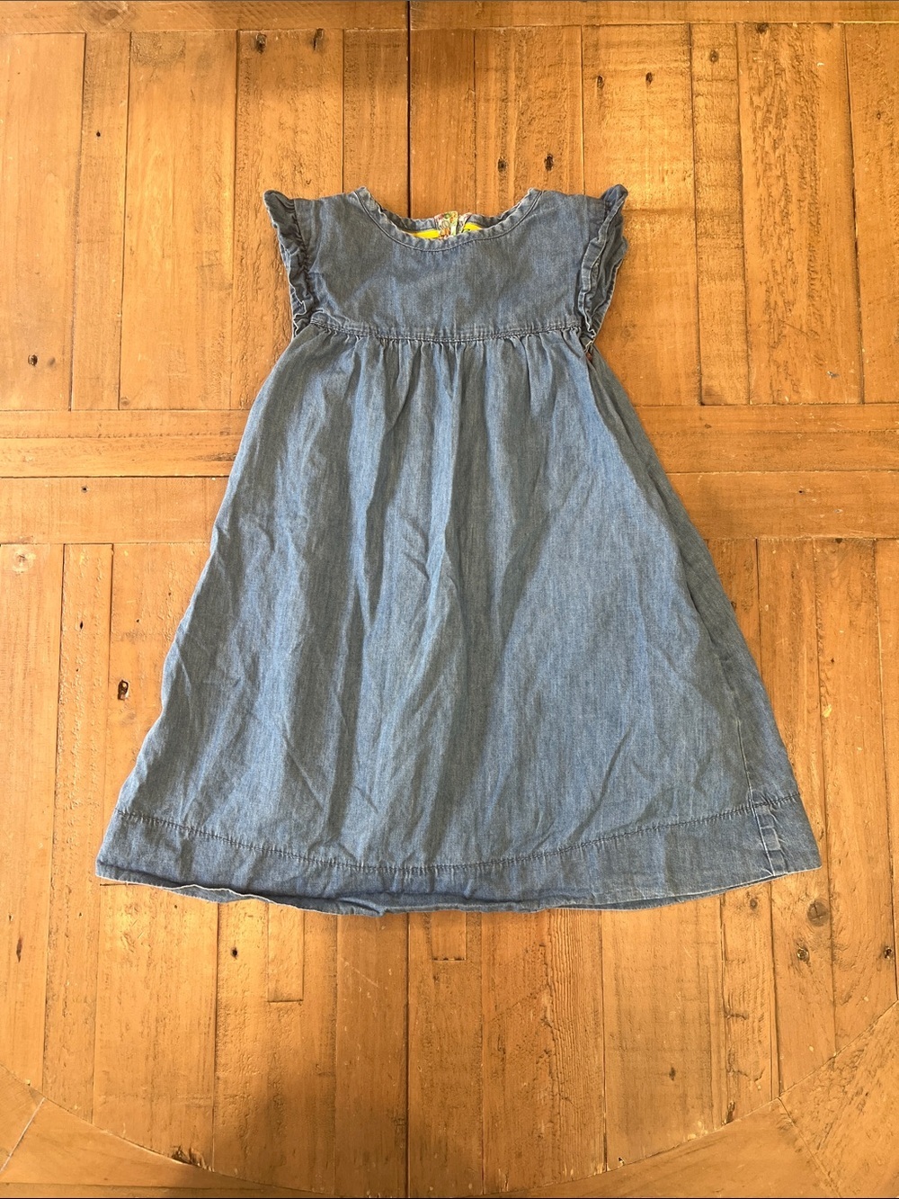 Mini Boden denim chambray ruffle shoulder dress 3-4 years
